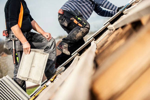 Chantier complet de rénovation de toiture en tuiles avec pose d'écran sous toiture réalisé par Artisan Restaur-Toit à Habas